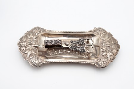 Bandeja e tesoura de morrões em prata com motivos vegetalistas em alto relevo